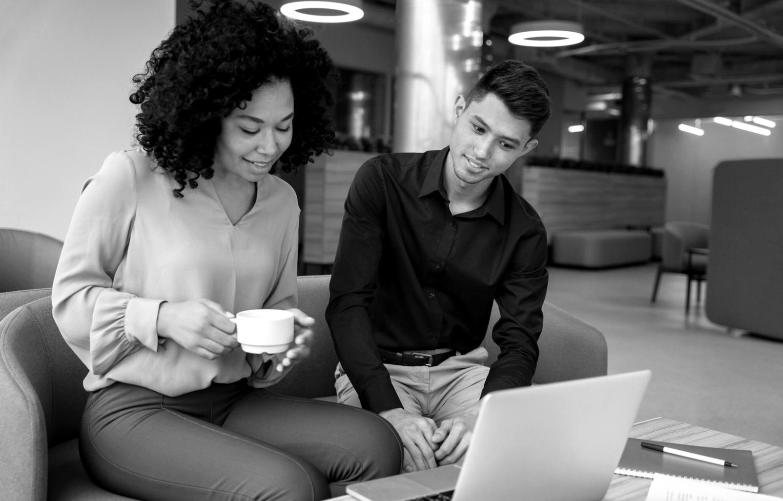 Analistas financieros trabajando en valoración de empresas